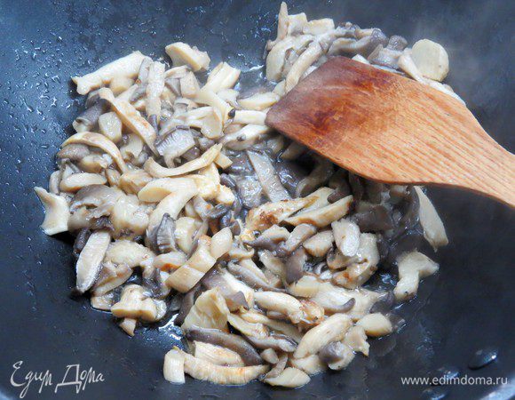 На раскаленной сковороде с небольшим количеством растительного масла обжариваем вешенки в течение 5-7 минут.