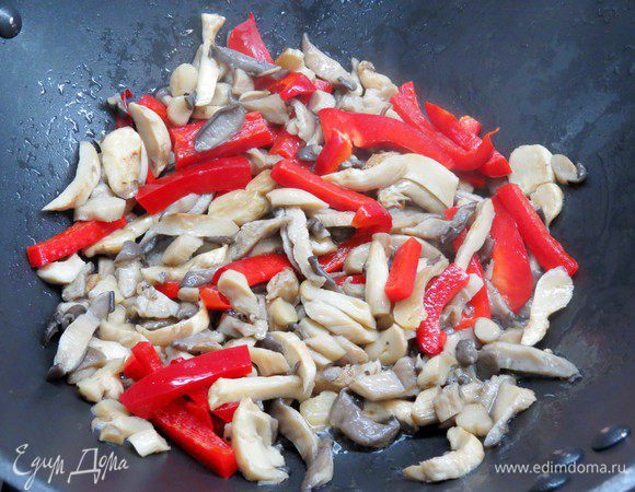 Добавляем нашинкованный соломкой сладкий перец, обжариваем еще 4-5 минут.