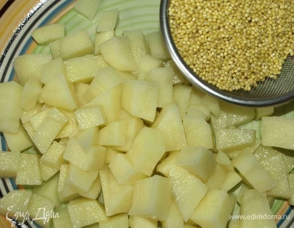 Пшено хорошо промыть несколько раз в холодной воде, обдать кипятком. Картофель очистить и нарезать кубиками. Добавить в бульон. Варить до готовности картофеля.