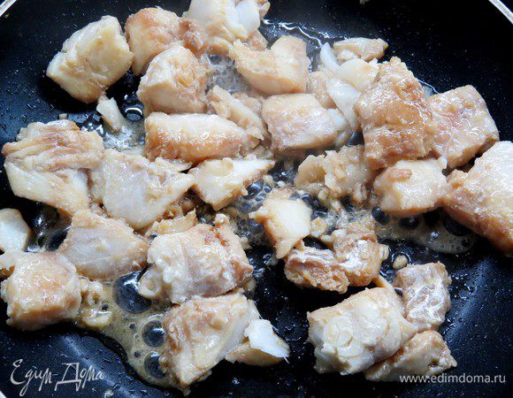 На другой сковороде обжариваем подготовленную рыбу (без маринада) 3-4 минуты.