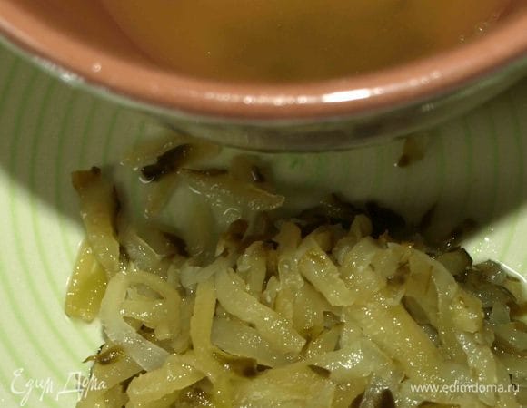 Огурцы натереть на терке. Когда картофель готов, добавить в бульон вместе с рассолом. Варить 5 минут.