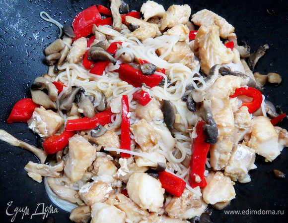 Соединяем лапшу и рыбу, тушим еще 5 минут. Доливаем остатки маринада и тушим 3 минуты.