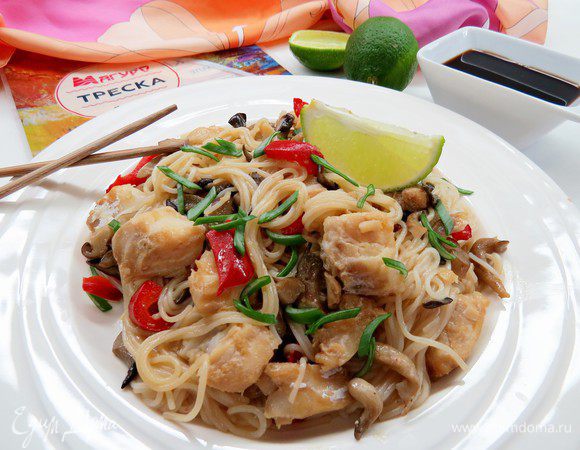 Перед подачей на стол, блюдо посыпаем рубленым зеленым луком и украшаем долькой лайма. Подаем соевый соус.
Азиатские блюда нужно есть сразу как приготовили. В Азии блюда не разогреваются и не готовятся впрок.
Приятного аппетита!