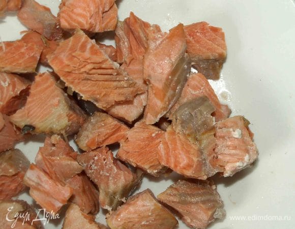 Стейки нерки разобрать, удалить все кости. Зелень петрушки порубить.