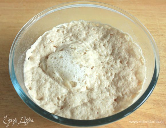 Все продукты должны быть комнатной температуры, а молоко нужно подогреть. Смешать в миске дрожжи, сахар, 2 ст.л. муки и половину теплого молока, затем накрыть и поставить на 15-20 минут в теплое место.