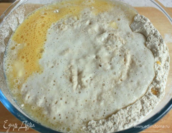 Остальную муки просеять в большую миску и добавить соль. 1 яйцо слегка взбить. К муке добавить молоко, яйцо, распущенное сливочное масло, растительное и подошедшую опару.