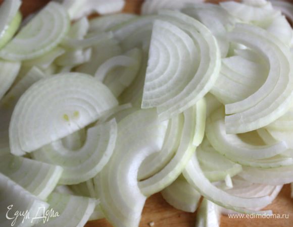В сковороде нагреть растительное масло, затем положить туда сливочное. Репчатый лук нарезать полукольцами и обжарить до прозрачности, приправить солью и перцем, остудить.
