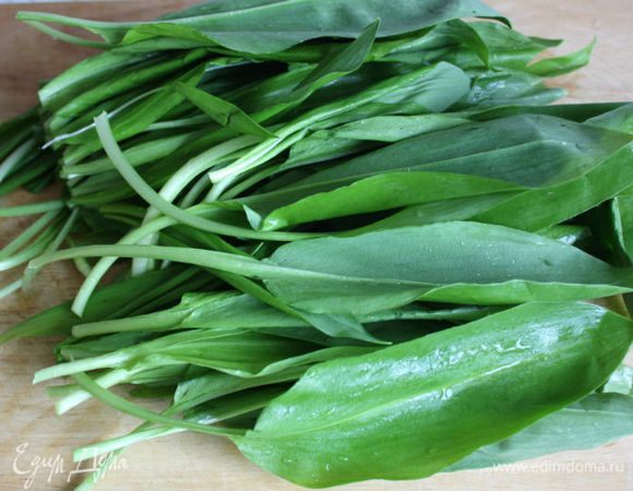 Черемшу перебрать, помыть, обсушить и нарезать полосками.