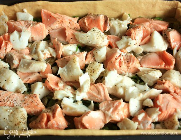 Затем положить половину лука, кусочки рыбы, снова слой лука. Лавровый лист по желанию. Рыбу предварительно поломать на более мелкие кусочки.