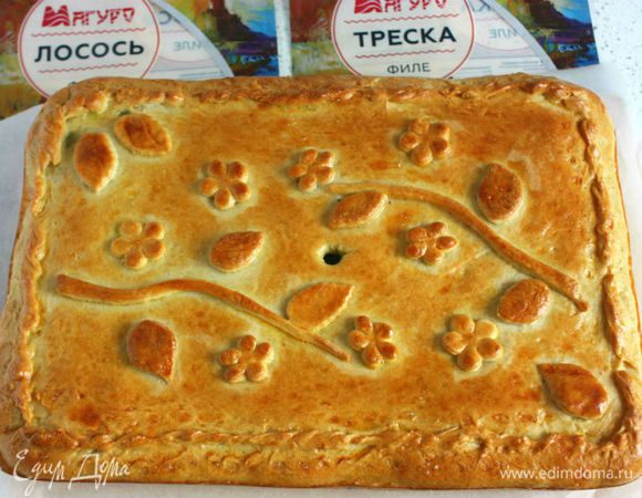 Готовый пирог вынуть аккуратно из формы и накрыть салфеткой или полотенцем минут на 15-20. Я кладу на пирог 2 слоя бумажного полотенца, большую разделочную доску и быстро переворачиваю, а потом уже переворачиваю на блюдо или на сервировочную доску. Так пирог не ломается и слегка вытекший сок останется в бумаге, а не выльется на стол.