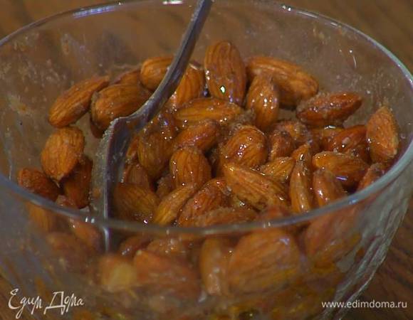 Добавить к миндалю пасту харисса, молотую зиру и щепотку соли, влить 1 ст. ложку оливкового масла и все перемешать.