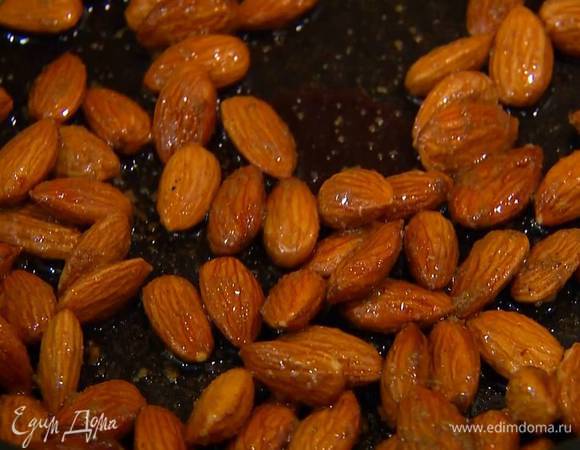 Разогреть сковороду и обжарить миндаль в специях до золотистого цвета.