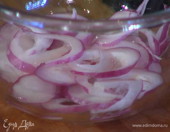 Красный лук почистить, нарезать тонкими кольцами, залить уксусом и дать постоять.