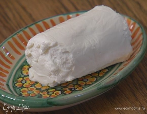 Козий сыр разделить на небольшие кусочки и разложить на салат.