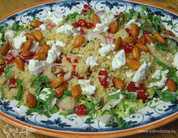 Посыпать салат измельченным базиликом и обжаренными орехами.