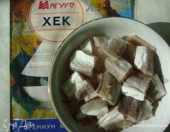 Нарезать небольшими кусочками и сложить в глубокую чашку.