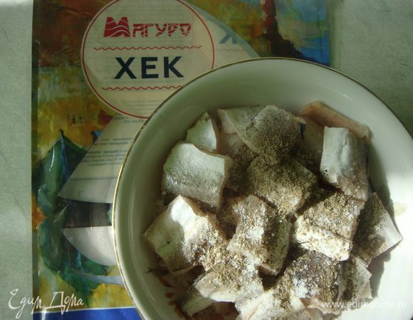 Посолить, поперчить черным перцем и перемешать.