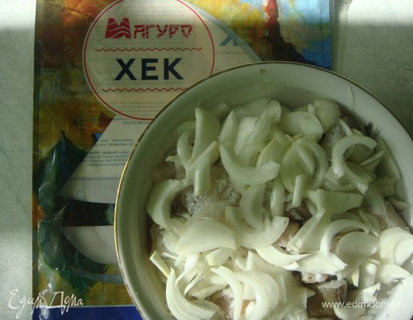 Репчатый лук нарезать полукольцами и выложить сверху рыбы. Залить уксусом, накрыть тарелкой и убрать в холодильник на 1 час.