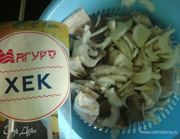 Рыбу с луком выложить в дуршлаг и промыть холодной водой, дать стечь лишней жидкости.