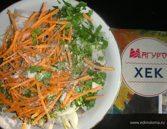 Переложить рыбу с луком в глубокую чашку, выложить нарезанные морковь, чеснок и зелень петрушки. Немного посолить и поперчить черным перцем. Перемешать и сложить в банку.