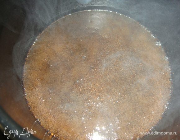 Подсолнечное масло нагреть, всыпать красный перец и вылить в банку.