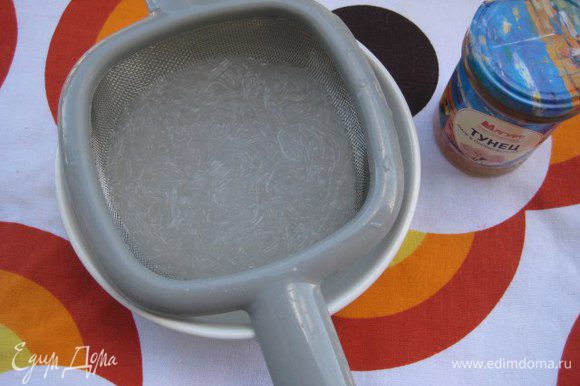 Рисовую лапшу отварить в кипящей воде, откинуть на дуршлаг, поместить в чашу с холодной водой.