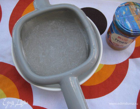 Рисовую лапшу отварить в кипящей воде, откинуть на дуршлаг, поместить в чашу с холодной водой.