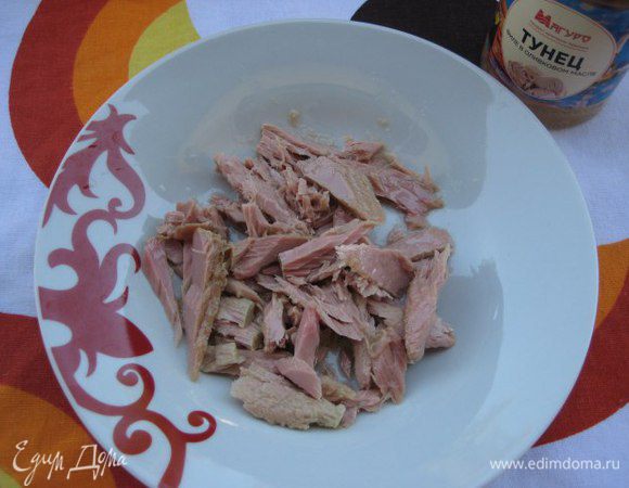 Филе тунца ТМ «Магуро» разделить на небольшие кусочки.