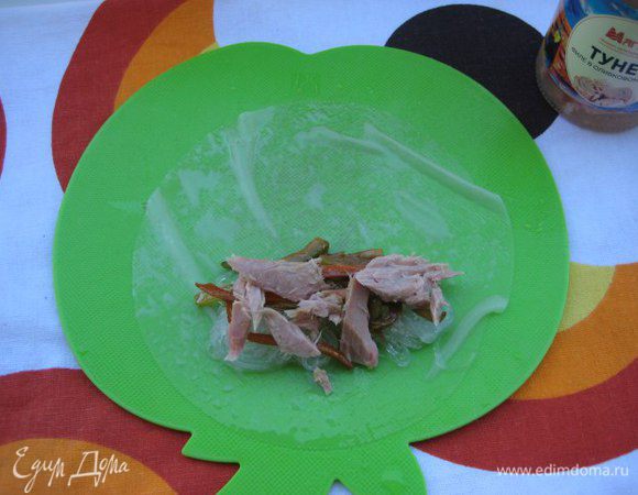 Листы рисовой бумаги смачивать в глубокой тарелке с водой. На лист выложить немного овощной начинки, горсть рисовой лапши и немного тунца.