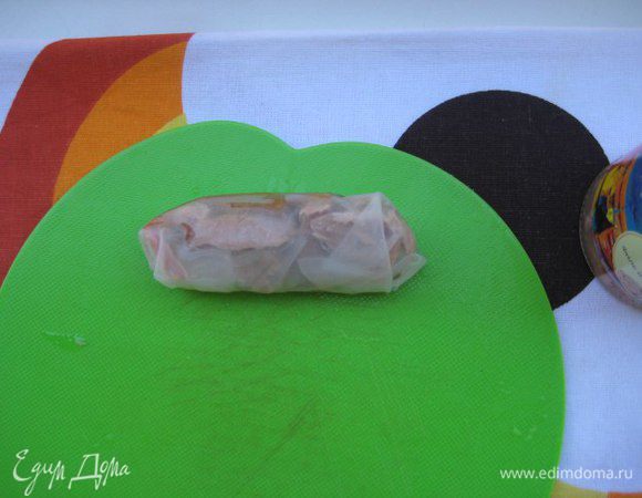 Скрутить как блинчики в аккуратные рулетики.