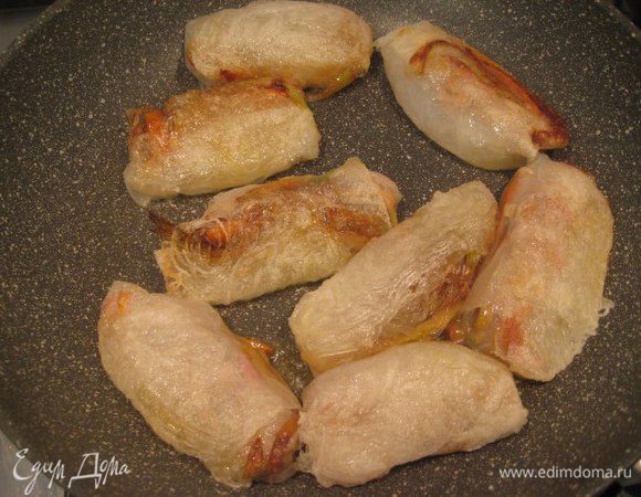 Обжарить роллы в кипящем растительном масле до получения хрустящей корочки. Выложить на бумажные полотенца, чтобы впитались излишки масла.