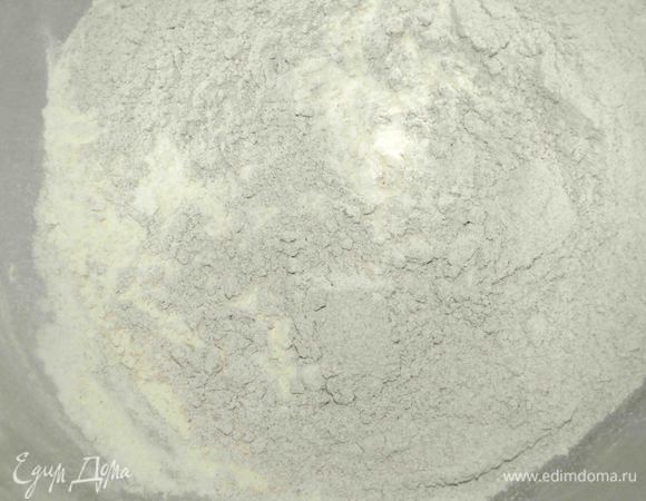 В миску просеять два вида муки. Добавить сахар, соль.