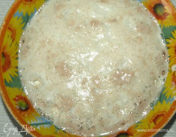 В теплой воде развести сухие дрожжи. Добавить одну столовую ложку муки. Оставить на 20 минут в теплом месте.