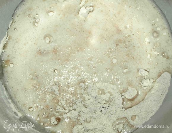 Когда опара подойдет добавить ее к муке, добавить растительное масло. 