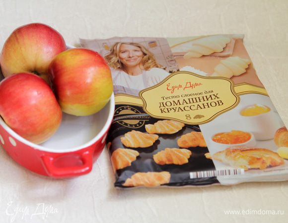 Разморозить тесто при комнатной температуре. Яблоки помыть.