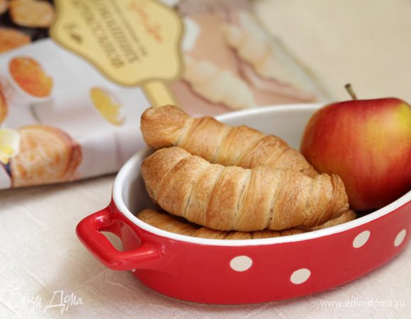 Выложить дольки на противень с бумагой для выпечки на расстоянии 3-4 см друг от друга. Накрыть салфеткой и оставить на 15 минут. Предварительно разогреть духовку до 210°С. Выпекать при температуре 180°С 15-20 минут до золотистого цвета.