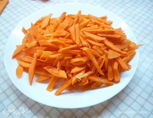 Морковь нарезаем соломкой.