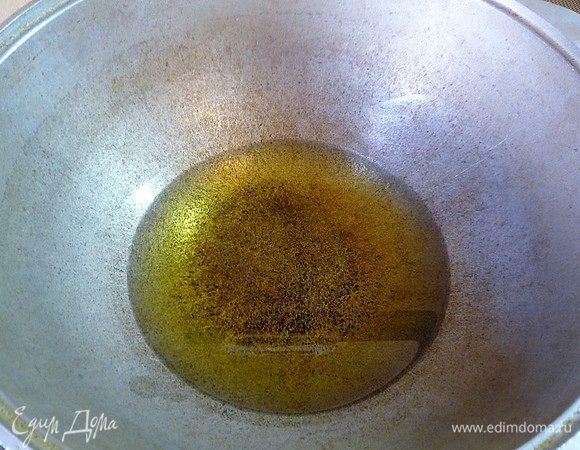 В казане раскаляем подсолнечное масло.