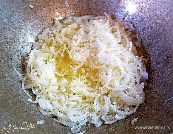 Лук обжариваем в масле до золотистой корочки, постоянно помешивая.