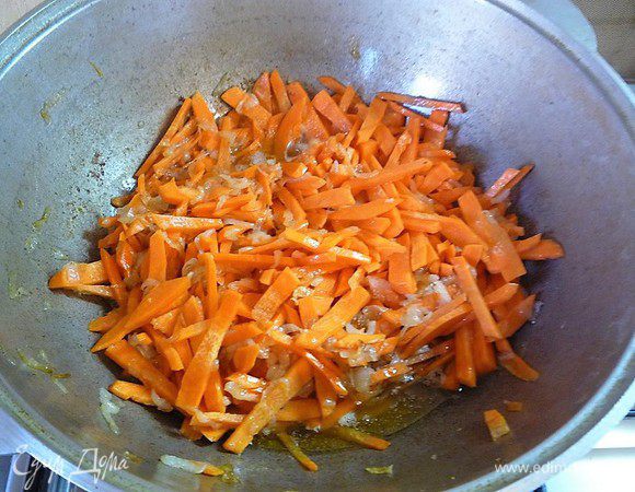 Добавляем к луку морковь, перемешиваем и обжариваем до полуготовности, примерно 10 минут.