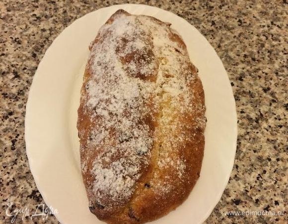 Перед подачей штоллен достать из холодильника и дать полежать 4-5 часов при комнатной температуре. Затем посыпать сахарной пудрой.