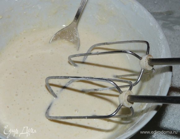 Во время взбивания понемногу добавлять сахарную пудру, кукурузную муку, после кокосовую стружку так, чтобы тесто получилось не очень жидким.