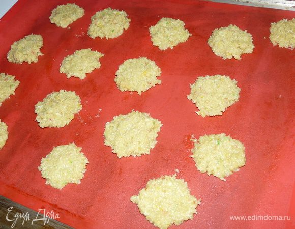 Приготовить противень и на фольге или у меня силиконовый коврик выложить круглой формой печения для запекания.