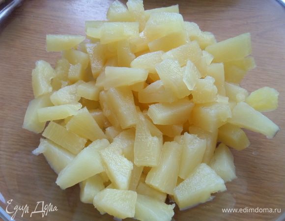 Ананасы в оригинале свежие, я использовала из банки в сиропе уже кусочками.