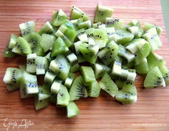 Киви лучше плотные, которые легко очистить и нарезать. У меня мелкие.