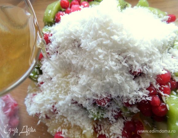 Влить ликер Лимончелло.