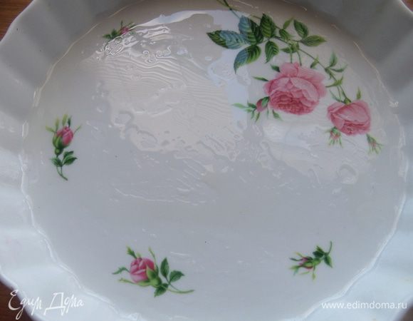 Керамическую форму 22 см в диаметре смазать маслом без запаха.