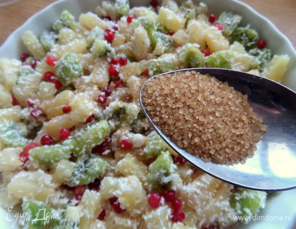 Посыпать сахаром.