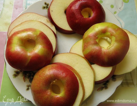 Нарезаем яблоки шайбами, 5-6 штук.