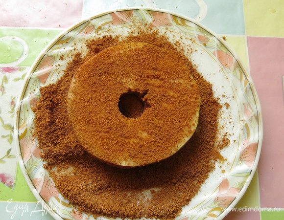 Опускаем кусочки яблок в корично-сахарную смесь.